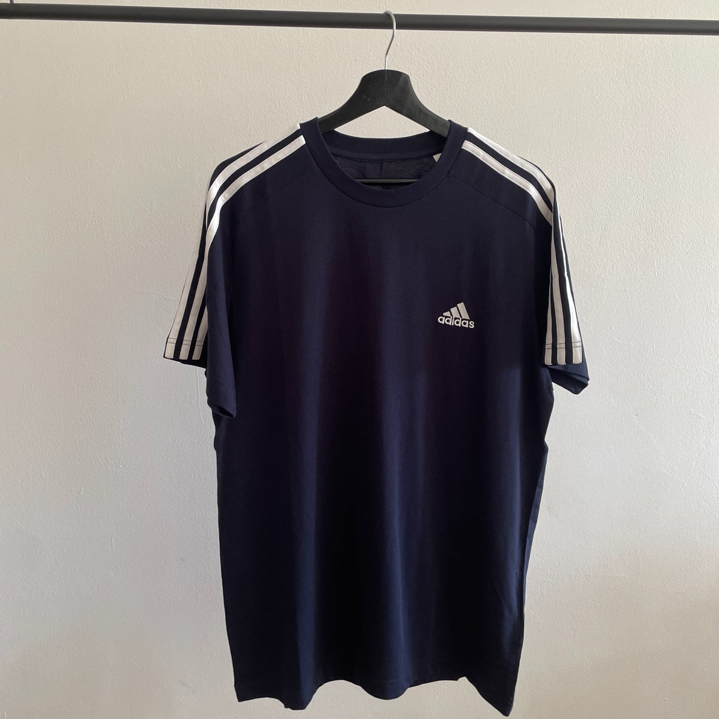 Remera Adidas essential logo bordado