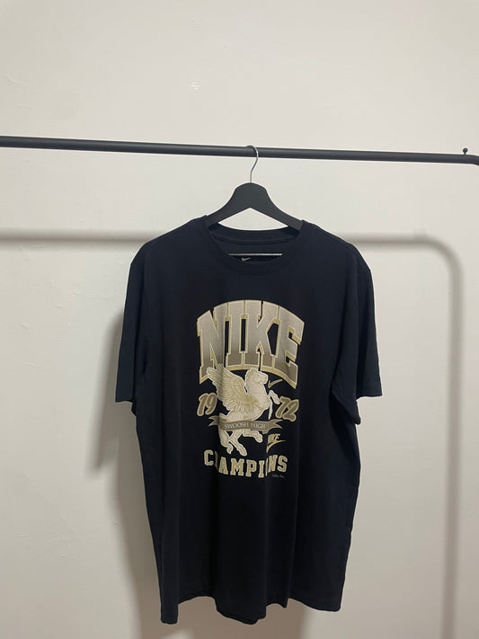 Remera NIKE con diseño vintage